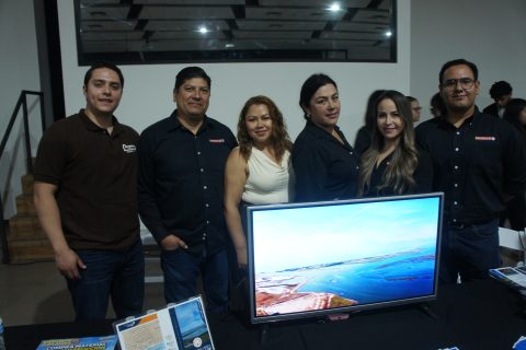 César Robles, César Alonso, Beatriz Castañeda, Alma Rosa Valdés, Adriana Lava y Eliel Leines.
