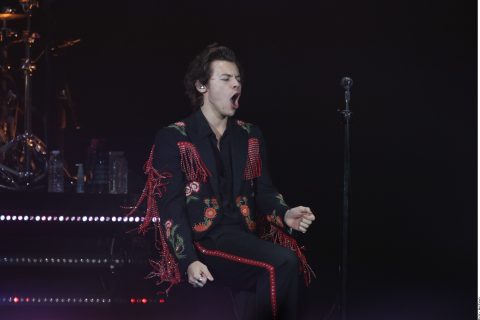 Harry Styles se ahoga en concierto