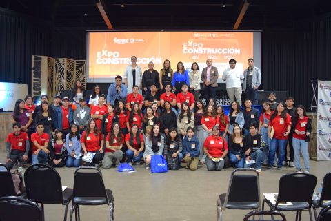 Los alumnos de la Escuela de Arquitectura del campus Ensenada durante la Expo Construcción.