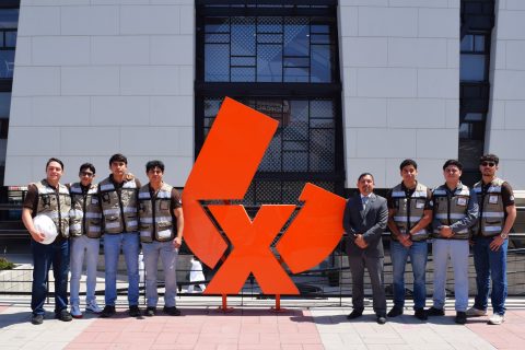 Alumnos de Ingeniería Civil del campus Ensenada posaron para la cámara.
