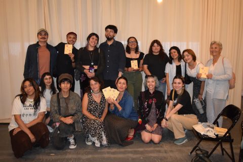 Al cierre del evento, escritores y lectores se unieron en una sola fotografía.