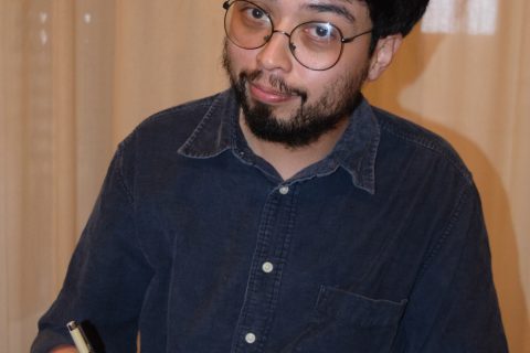 Iván García Mora firmó los libros que adquirieron los asistentes. 
