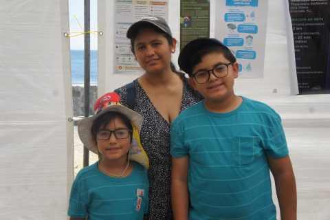Edna Higuera, Oliver y Ezra.