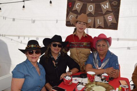 Con un estilo vaquero, Chuyita celebró junto a sus amigas.