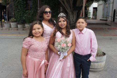 Xatziri posó junto a su mamá Viri Sánchez Yépiz y sus hermanitos. 