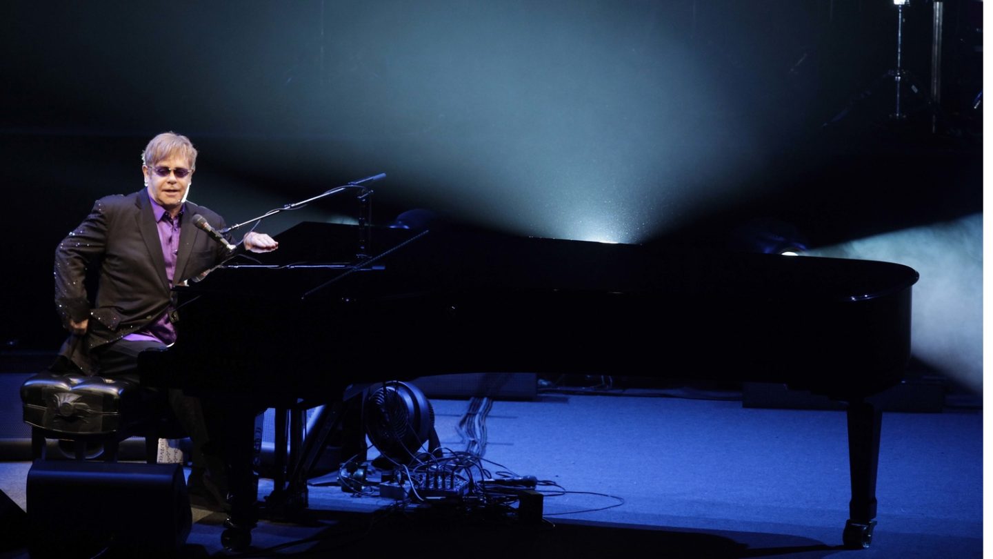 Especulan concierto de Elton John en México