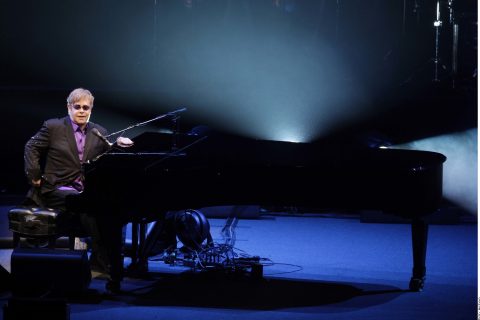 Especulan concierto de Elton John en México