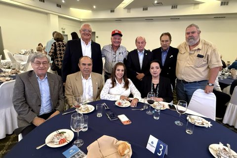 Destacados miembros del sector productivo y líderes de opinión de la localidad se dieron cita para escuchar el análisis del panorama político y económico nacional.