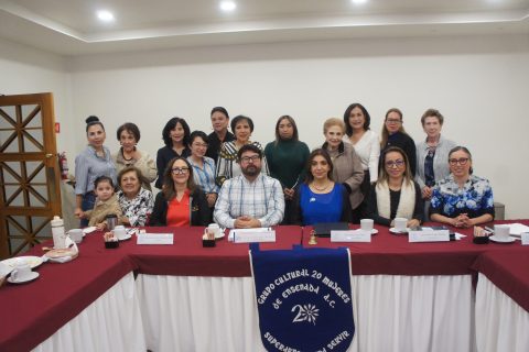 Las integrantes del Grupo Cultural 20 Mujeres posaron junto al invitado Sergio Campos.