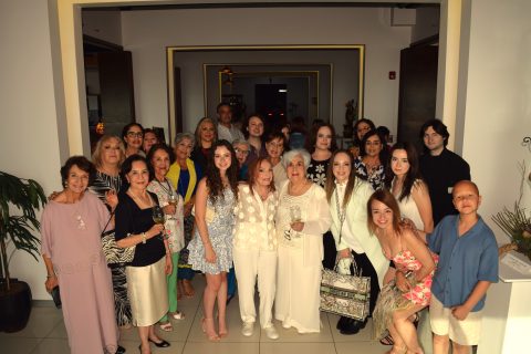 Elma Swain posó junto a las socias del Club de Jardinería Calafia y su familia.