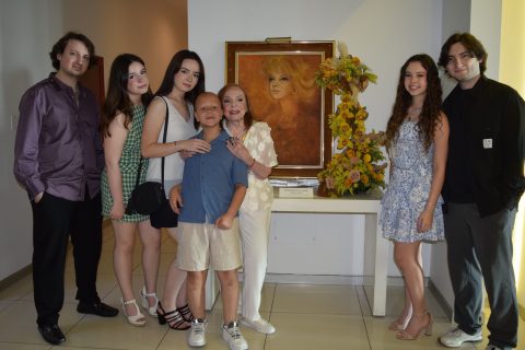 Elma Swain acompañada de sus nietos, Mariano, Renata, Camila, Pier, Alexa y Alejandro.