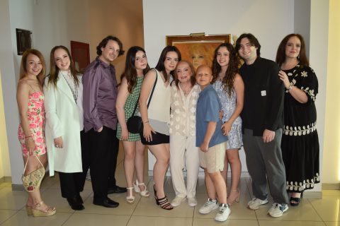 Elma Swain estuvo acompañada por sus hijas y nietos. 