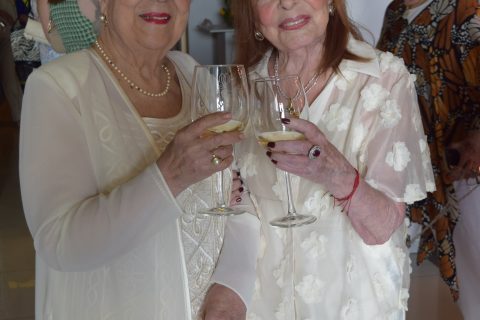 Bertha Cota de Espinoza y Elma Swain. 
