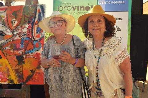 La artista Julieta Valdez y Yolanda Valdez.