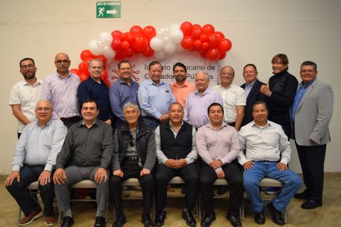 Los socios del Colegio de Contadores Públicos de Ensenada posaron para la foto del recuerdo.