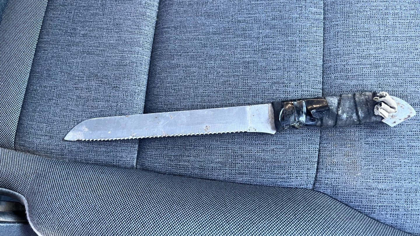 Detienen a hombre armado con cuchillo