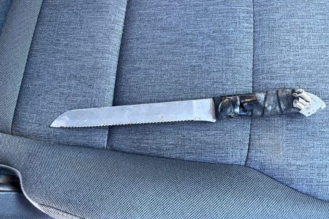 Detienen a hombre armado con cuchillo