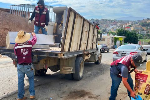 Recolectan basura de traspatio en col. Villas del Prado I, II