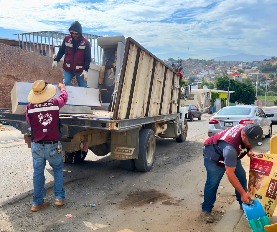 Recolectan basura de traspatio en col. Villas del Prado I, II