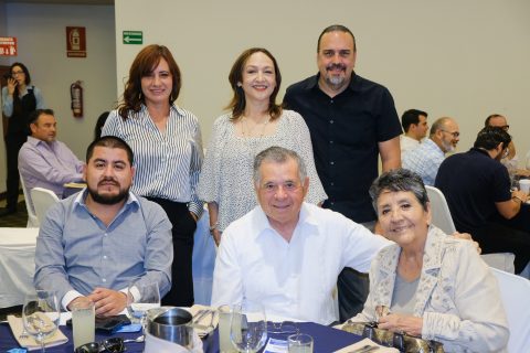 Mary Bañuelos, Carmen Vázquez, Leonardo Zang, Adrián Llamas, Salvador González y María de González.
