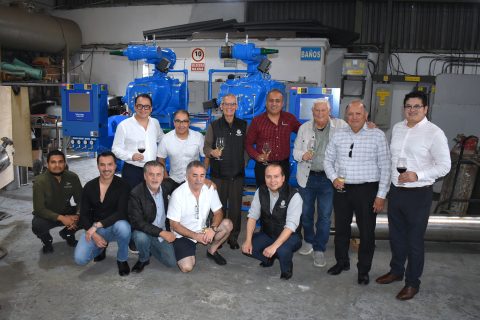 Disfrutan convivio socios de Coparmex