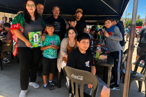 Familias enteras disfrutaron del intercambio de estampas para el álbum de jugadores del Mundial.