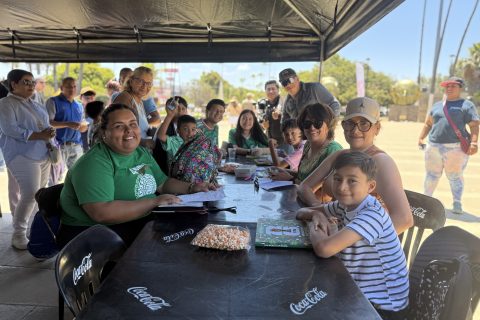 Amigos y familias asistieron a intercambiar estampitas del Mundial.