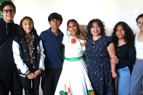 Julissa junto al Ensamble Escénico Vocal: Esteban, Jenny Humberto, Rubí Ramírez, Grace y Jessica.