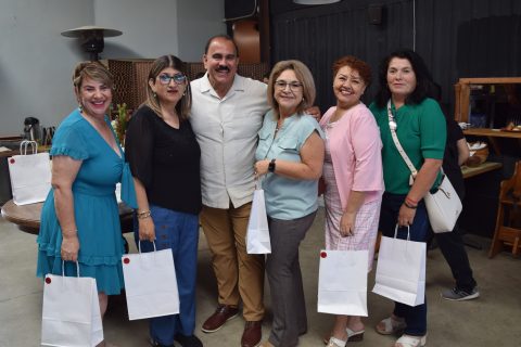 Vicky, Lety, Julio, Sonia, Esther y Silvia Valdéz.