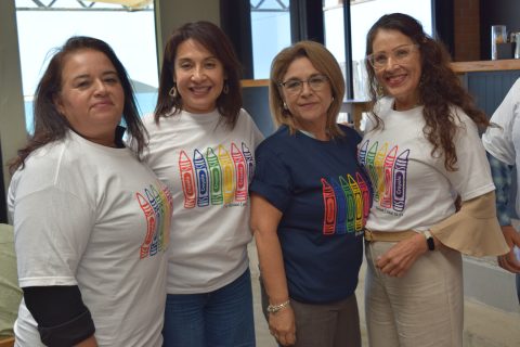 Las asistentes portaron felices su camiseta.