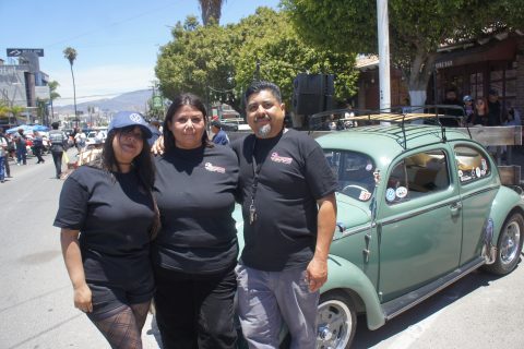 Michelle, Erika y Ernesto Ramírez, organizadores de la quinta caravana del Día Mundial del vocho. 