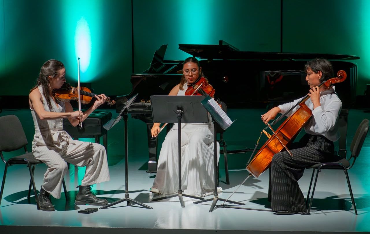 Kapsis Trío brilla en el escenario