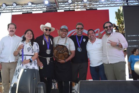 Los primeros tres lugares de la categoría “Pescado frío” posaron para la foto. 