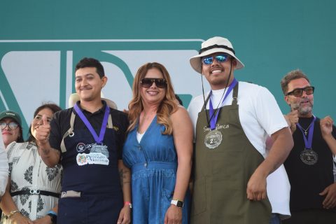 Alejandro Flores, Gaby Guerrero y Tonatiuh Anzures, ganadores del tercer y segundo lugar en “Marisco frío”.