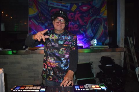  El DJ Canelo prendió la fiesta de regreso a los 80 y 90.