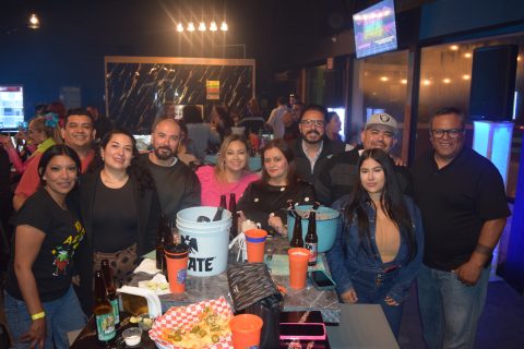 Los asistentes acudieron en grupos de amigos para disfrutar de la fiesta noventera. 