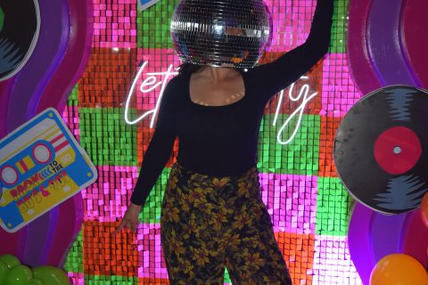  Cinthya Heredia lució un casco con forma de bola de disco.