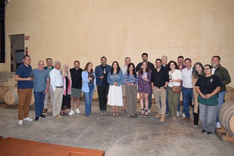 Al finalizar la presentación, los asistentes degustaron una selección de vinos de la región. 