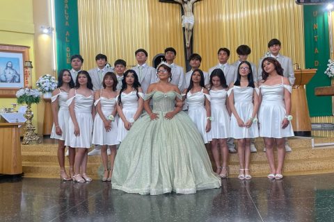 La quinceañera estuvo acompañada de sus damas y chambelanes. 