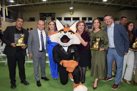 Directivos y galardonados posaron junto a Foxter.