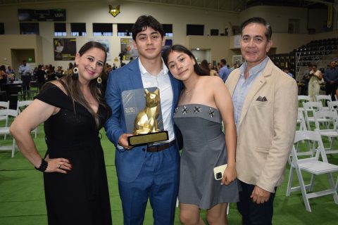Lolita Rojas, Iván Flores Rojas, Vanesa Flores y Dante Flores.