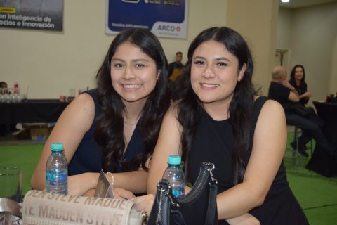Regina Campuzano y Karla Paola De la Fuente Díaz.
