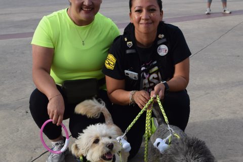 Annette Romo y Ellen Mendoza junto a sus mascotas Canela y Jellybean. 