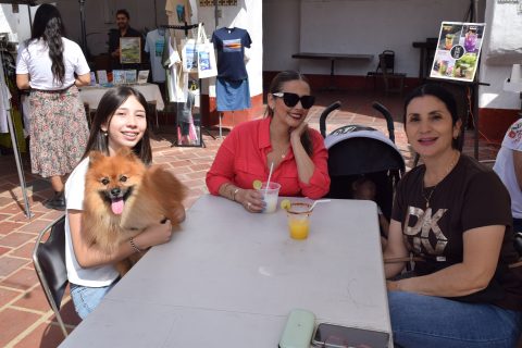 Nicole Casillas, el perrito Kiwi, Gaby Molina y Patty Bernal. 