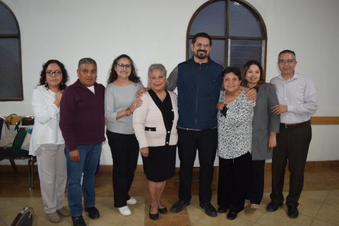 El sacerdote Javier García posó junto a los ministros de la Eucaristía de la Parroquia del Sagrado Corazón de Jesús. 