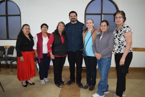 El presbítero Javier García junto a integrantes de la capilla San Francisco de Asís. 