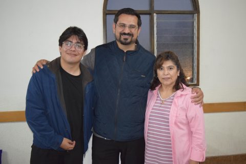 Bryan Hernández, el sacerdote Javier García y Yolanda García. 