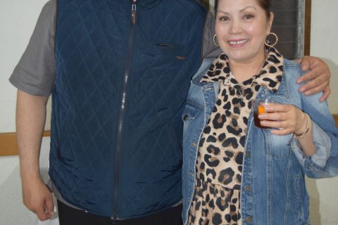 El padre Javier García y Esmeralda Cota.