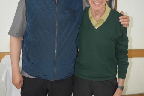 El sacerdote Javier García junto a Manuel Moreno. 