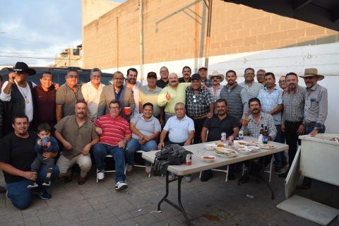 Amigos y colegas se reunieron para festejar al cumpleañero.